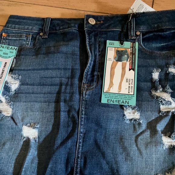 A ‘GACI Cute distressed Jean Skirt. - Picture 5 of 5